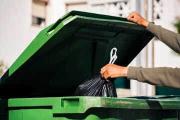 Multe per chi riempie «troppo» i bidoni della spazzatura 