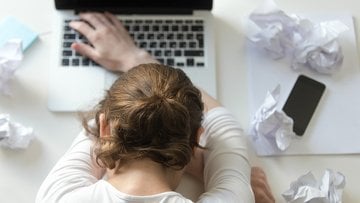 Addio agli stagisti, ora le aziende preferiscono l'AI. Ma per molti è una buona notizia