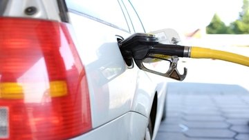 Prezzo benzina non crolla con il petrolio: ecco perché