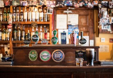 Pub chiusi? La birra piove dal cielo: la bizzarra trovata per servire i clienti