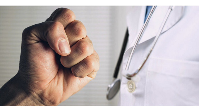Aggressioni medici, cosa si rischia per violenza e minacce contro il personale in corsia