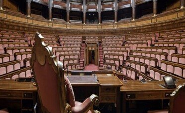 Chi sono i politici più ricchi d'Italia? Ecco stipendi e redditi di ministri e parlamentari