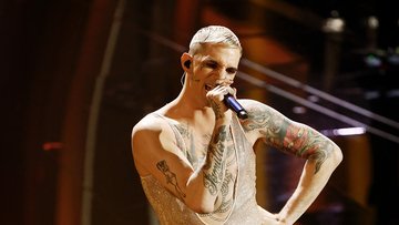 Chi è e quanto guadagna Achille Lauro, il cantante in gara a Sanremo 2025