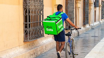 In quali casi i rider sono dipendenti? Cosa cambia con la nuova direttiva Ue