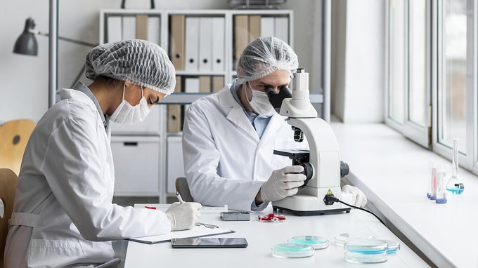 Coronavirus, secondo il CEO di Moderna dovremo conviverci “per sempre”