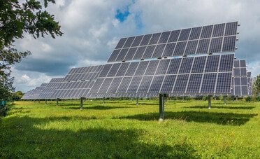 I pannelli fotovoltaici tra i binari funzionano bene in Svizzera, ora le ferrovie solari arriveranno anche in Italia 