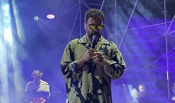 Dargen D'Amico, chi è, guadagni e perché porta sempre gli occhiali da sole