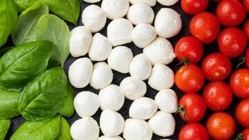 La mozzarella italiana rischia di vivere una delle crisi più gravi della sua storia. Ecco cosa sta succedendo