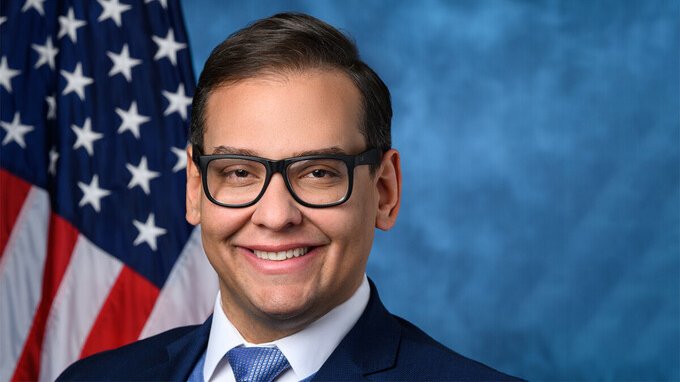 Chi è e cosa ha fatto George Santos, il deputato americano che è stato incriminato