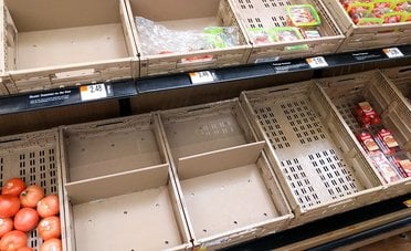 Scaffali vuoti nei supermercati, frutta, verdura e gelati vanno a ruba. Succede in Francia