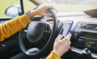 È possibile utilizzare il telefono in auto se è inserito in un supporto?