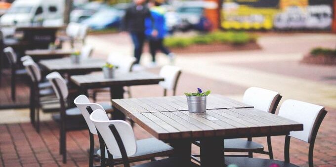 I tavoli all'aperto di bar e ristoranti non verranno tolti: verso stop alla tassa anche nel 2022