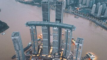 Altro che ponti e tunnel. La Cina ha costruito un “grattacielo orizzontale” sospeso a 250 metri di altezza