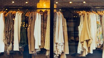 Sai cosa rischi se compri vestiti, li indossi e poi fai il reso?