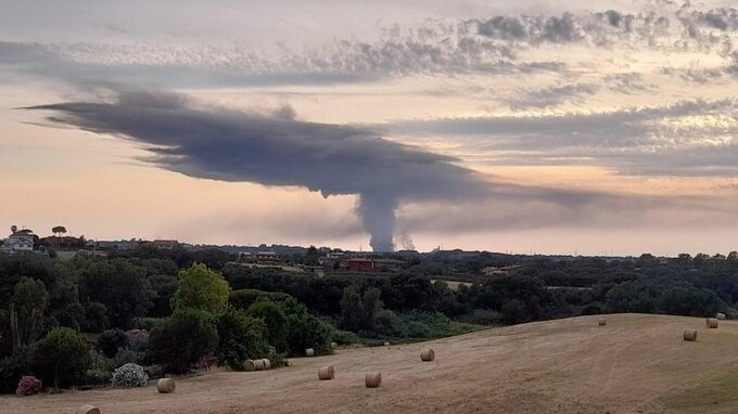 Incendio Roma, ordinanza contro la nube tossica: scuole chiuse e stop al consumo di cibo locale