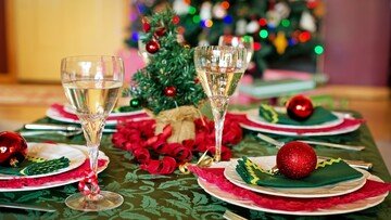 Come sarà il pranzo di Natale: le ipotesi tra abbracci, tamponi e tavoli separati per nonni e nipoti