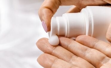 Goldman Sachs declassa Beiersdorf a «Sell». Nivea perde terreno contro Unilever e L'Oréal, ma il titolo non arretra