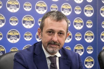 Perché Andrea Delmastro si è dimesso?