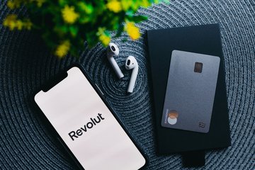 Shopping online più sicuro con carta di debito: Revolut protegge gli acquisti