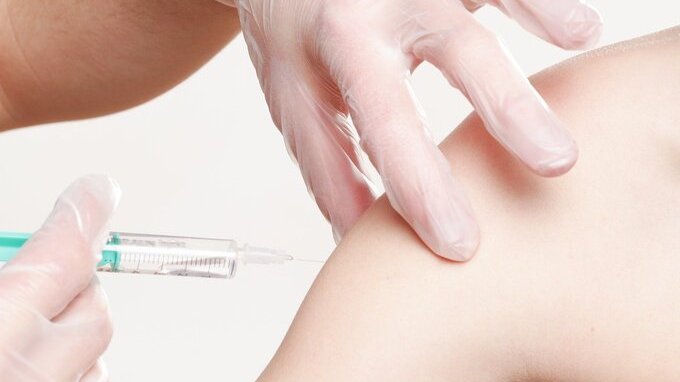 Terza dose per la fascia 40-59 anni, si parte in anticipo: da quando ci si potrà vaccinare