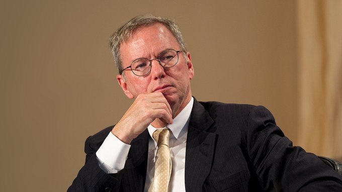 L'ex CEO di Google avverte: «Prima o poi andrà staccata la spina all'Intelligenza artificiale»