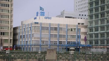 L'Opec+ conferma la produzione di novembre, ma il vero taglio resta nel Golfo. Mancano ancora 5 milioni di barili al giorno