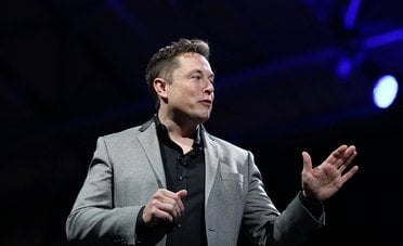 Licenziato per aver lanciato un'allarme sull'intelligenza artificiale. Poi fa causa ad Elon Musk