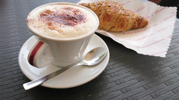 Caro colazione, aumentano i prezzi al bar: quanto costeranno caffè e cornetto