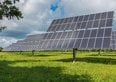 I pannelli fotovoltaici tra i binari funzionano bene in Svizzera, ora le ferrovie solari arriveranno anche in Italia 