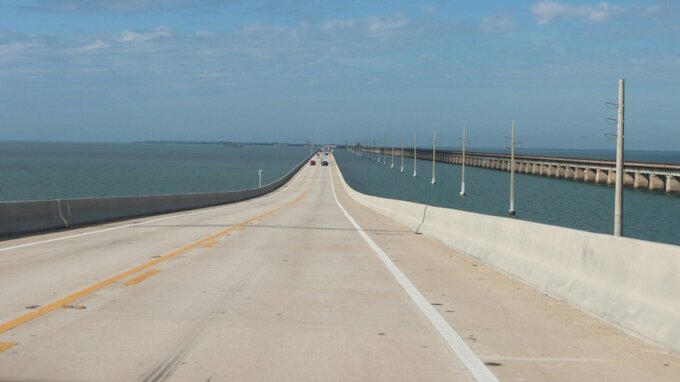 Un'autostrada galleggiante lunga 180 chilometri consente di attraversare l'oceano aperto in auto