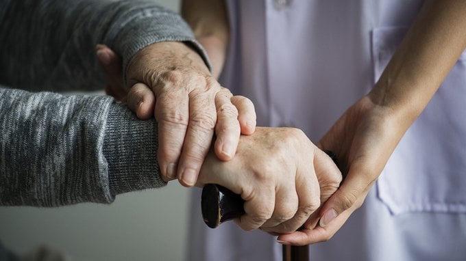 RSA e case di riposo, quanto costano davvero al mese (e cosa copre lo Stato)