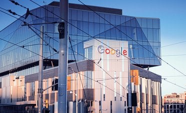 Dopo 10 anni Google (Alphabet) potrebbe tornare a essere la prima società al mondo per capitalizzazione