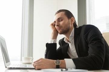 Licenziato per un colpo di sonno al lavoro, il giudice reintegra il lavoratore