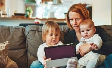 Bonus mamme 2026, quando spetta l'esonero contributivo e quando il contributo una tantum? I chiarimenti dell'INPS