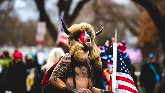 Twitter, non solo Trump: bloccati diversi account QAnon