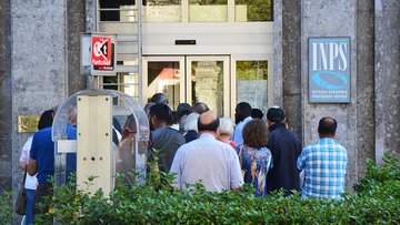 Assegni familiari, più soldi agli stranieri: dall'Inps via libera ai pagamenti