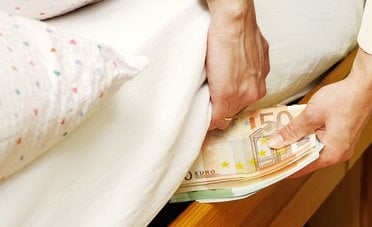 Tenere i soldi sotto il materasso oggi è davvero una buona idea?