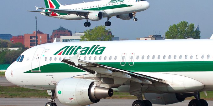 Alitalia non ha più soldi, saltano gli stipendi: il punto sulla crisi