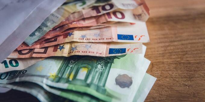Busta paga, con la crisi di governo saltano gli aumenti di stipendio: perché gli italiani perderanno oltre 1000 euro
