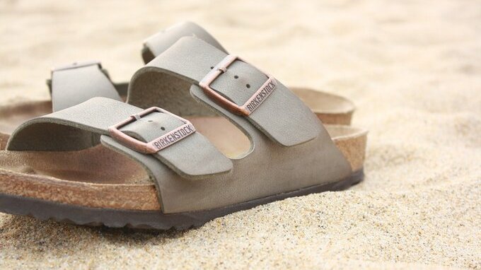 Perché (e come) investire in Birkenstock? Grazie a “Barbie” schizzano le vendite