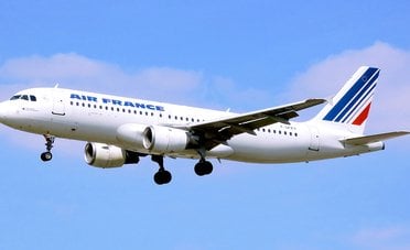 I biglietti aerei già acquistati possono aumentare, ecco fino a quanto (prima di disdire)