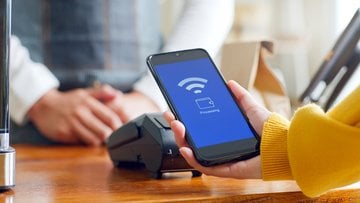 Perché spendiamo di più quando paghiamo con lo smartphone rispetto ai contanti