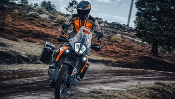 KTM 890 Adventure 2023: nuova dotazione e grafica replica