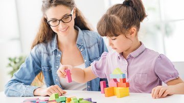 4 strategie per crescere dei figli intelligenti, secondo la psicologia