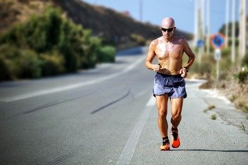Camminare senza maglietta per strada: quando è vietato e cosa si rischia