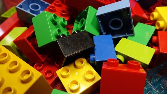 Dai Lego alle sneakers, ecco quanto valgono i nuovi beni rifugio che stanno arricchendo i collezionisti