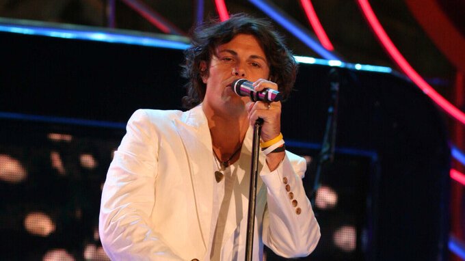Gianluca Grignani a Sanremo 2023: chi è, canzoni famose e quanto guadagna