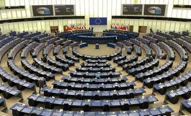 Accordo commerciale USA-UE, il Parlamento europeo approva (ma impone queste 3 clausole)