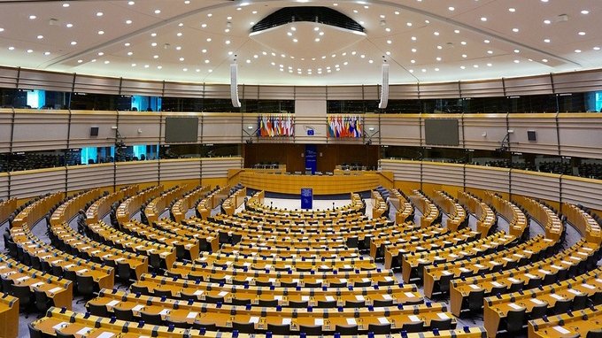 Il Parlamento Ue contro il governo Meloni: condanna su stop a registrazioni dei figli delle coppie gay