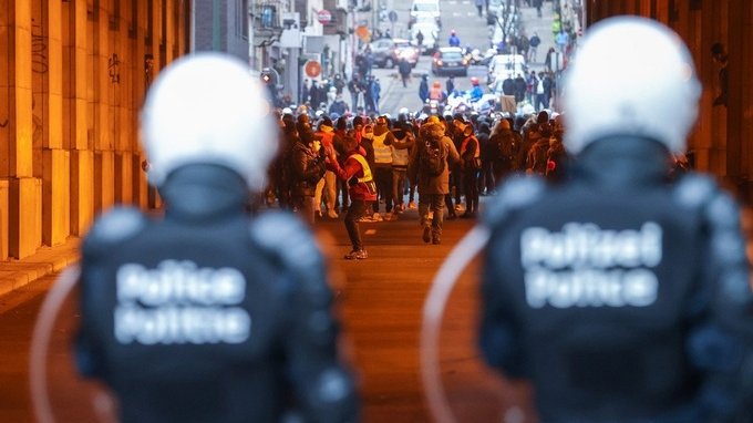Coronavirus, domenica di proteste anti-lockdown in Europa